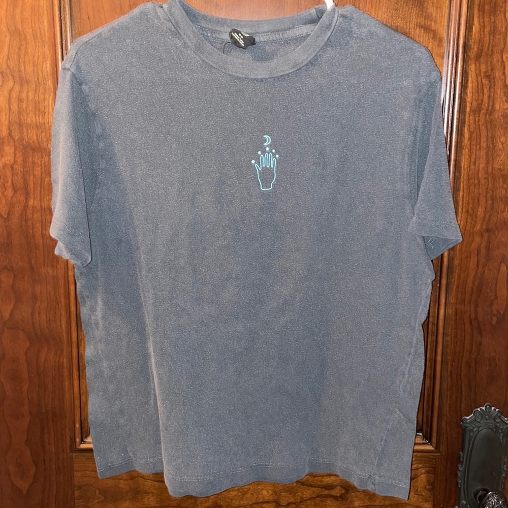 grey t shirt